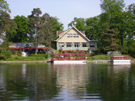 C'est sur cette petite île nichée au coeur du Bois de Boulogne qu'aura lieu la rencontre entre le Comte de Saint-Prisse et Wang Lao